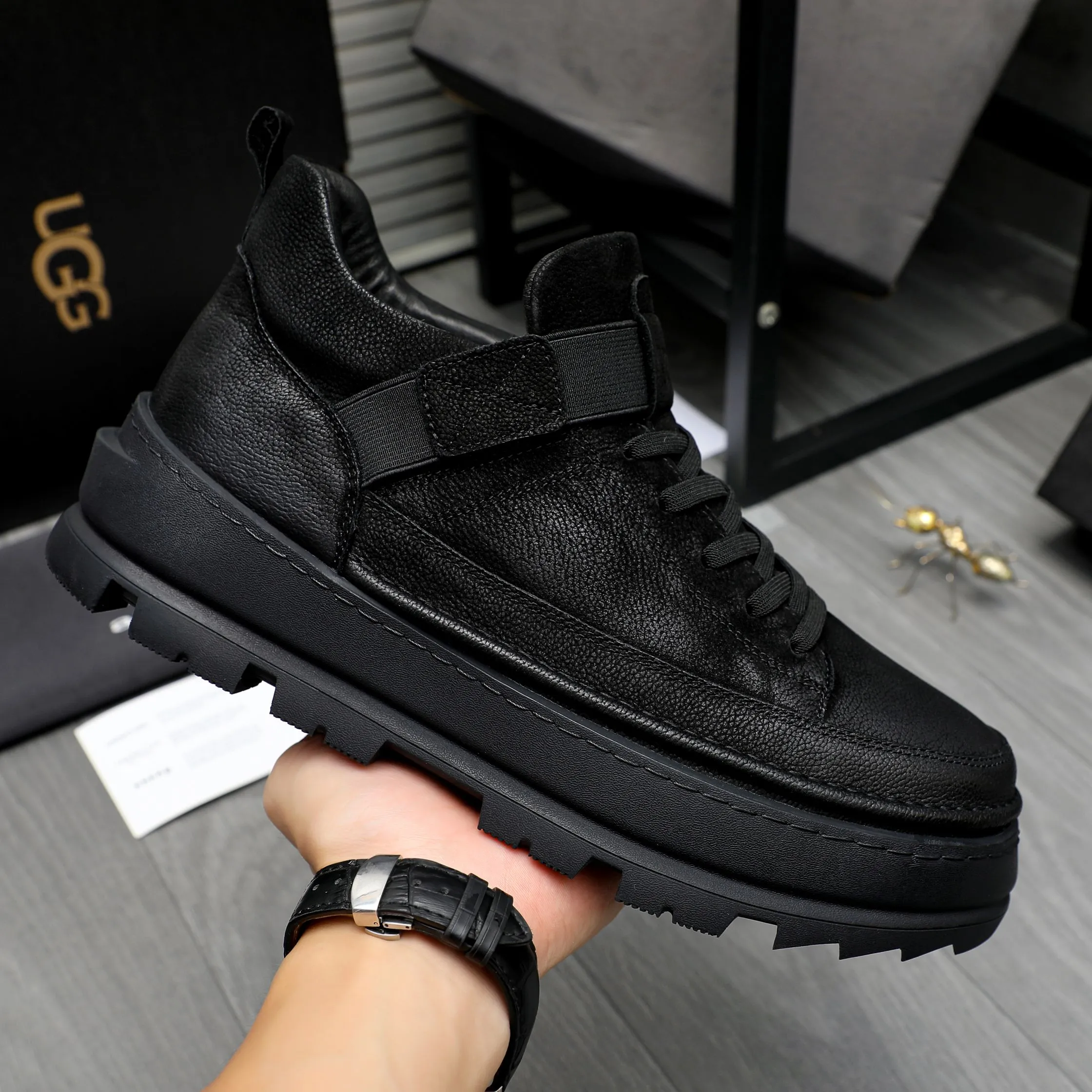 P620 Product trademark: "UGG" Gaobang men's shoes Regular size: 39-44 Product materials: Selected first-layer cowhide upper, wool lining, original outsole